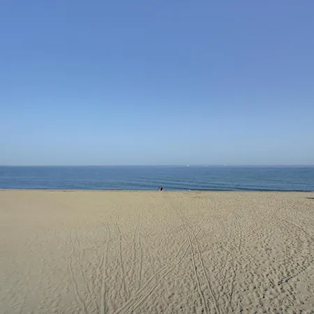 Beachfront Luxury With Private Pool شقة